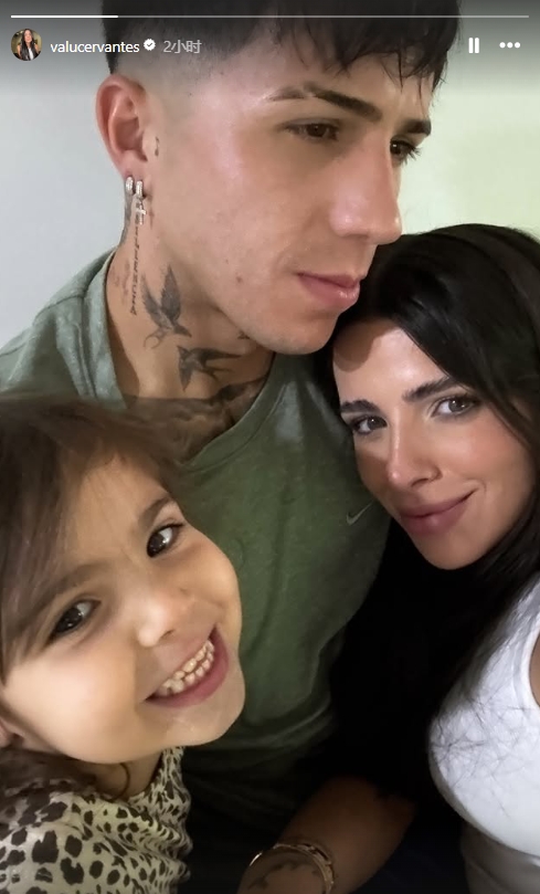 甜蜜！恩佐女友曬照：與女兒依偎在恩佐懷中，十分幸福