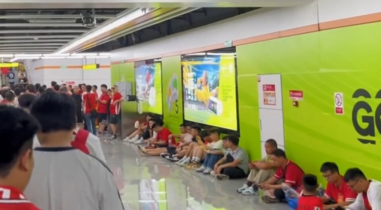 太熱了！博主：距離中巴之戰(zhàn)還有三小時(shí)，很多球迷躲到地鐵站乘涼