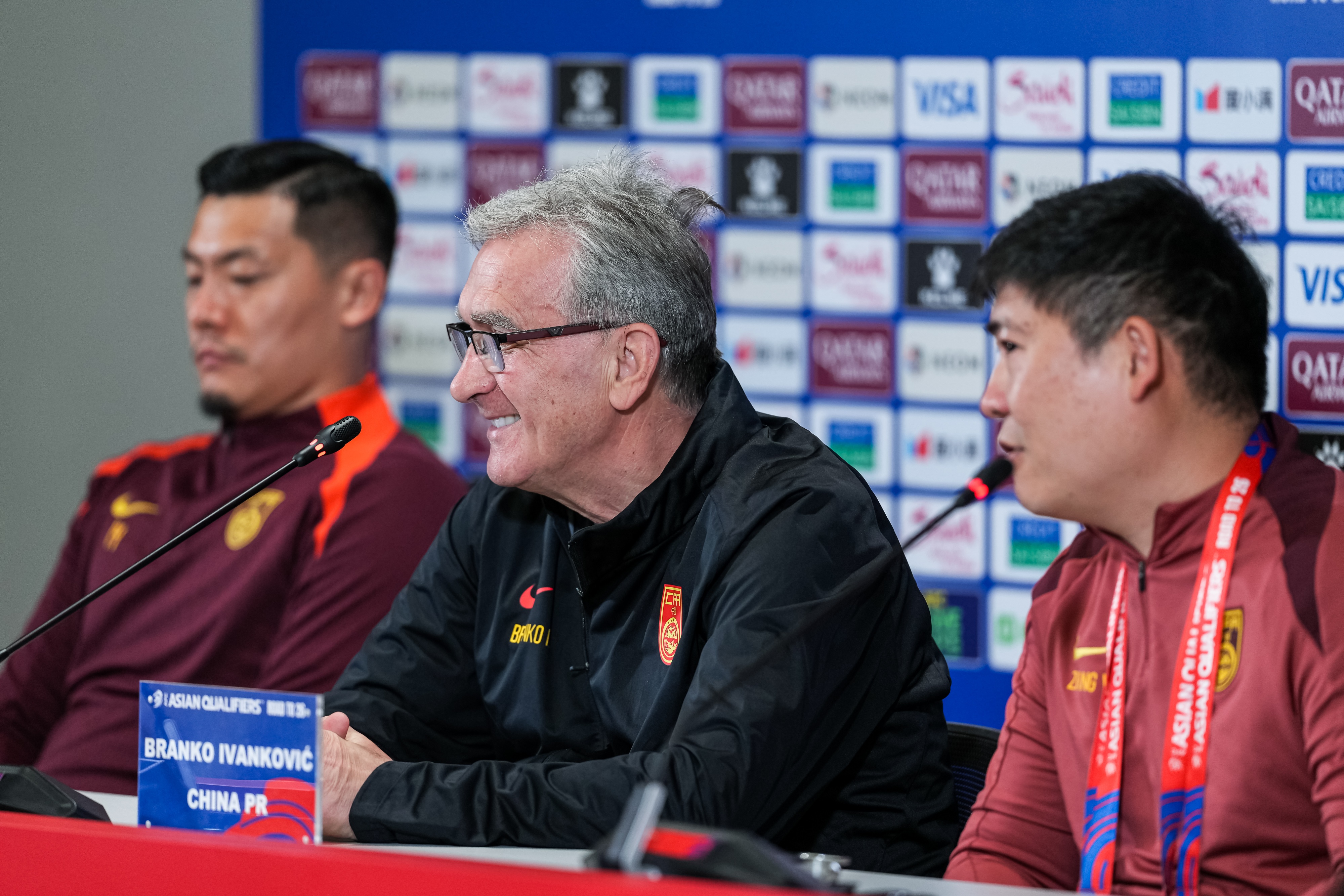 足球報(bào)：伊萬回避是否“最后一戰(zhàn)”，東亞杯國(guó)足或?qū)ふ掖碇鲙? 
                                         class=