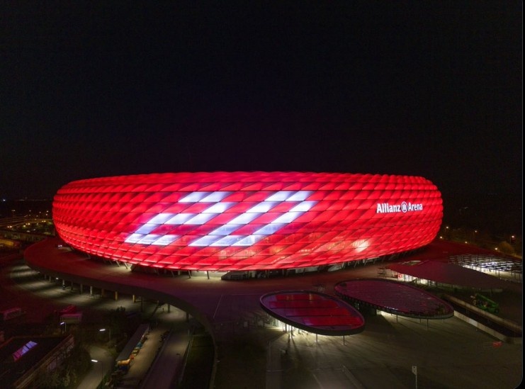 拜仁官方：安聯(lián)球場今夜將上演特別燈光秀，以紀念球場建成20周年