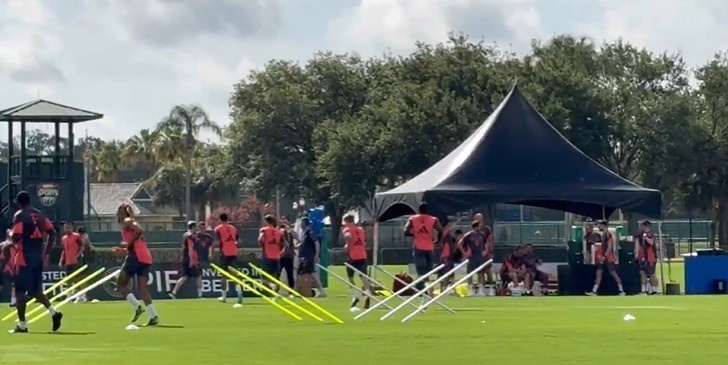 記者：拜仁在奧蘭多進(jìn)行首次訓(xùn)練，穆西亞拉&于帕已歸隊(duì)