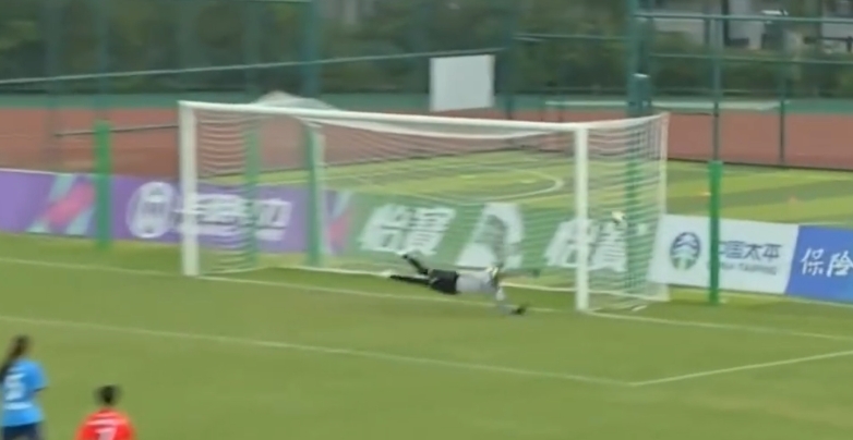 ??逆天誤判！廣東女足射門進(jìn)入球門后擊柱彈出，裁判未算進(jìn)球