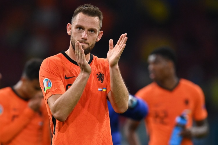 德弗里成第26名為荷蘭出戰(zhàn)75場比賽的球員，距首秀4682天跨度最大