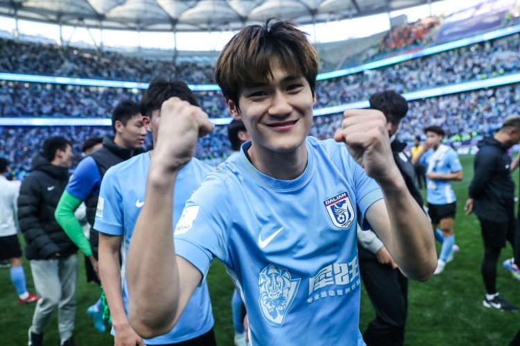 記者：剛剛?cè)脒x國足的劉祝潤，明天將出席英博vs梅州的賽前發(fā)布會