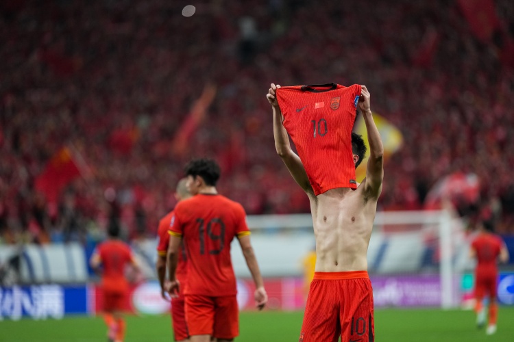 媒體人：國足的點球讓王鈺棟接過了旗幟，國足啥也不剩只剩希望了