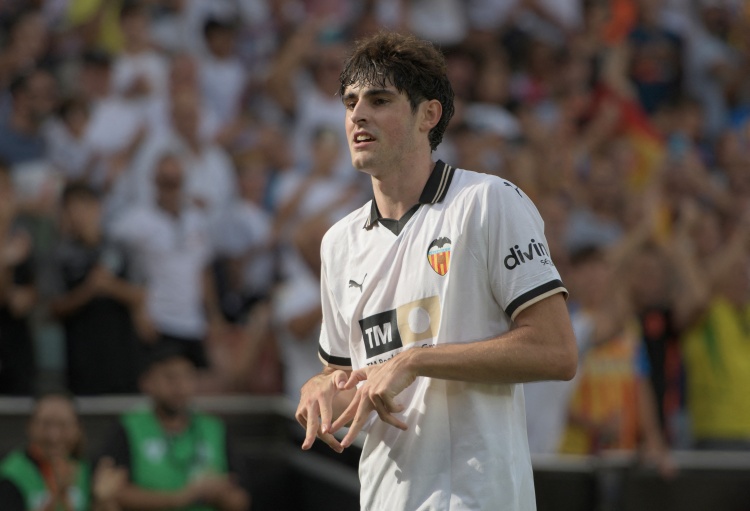 迪馬：米蘭繼續(xù)尋求中場(chǎng)補(bǔ)強(qiáng)，鎖定瓦倫西亞中場(chǎng)哈維-格拉