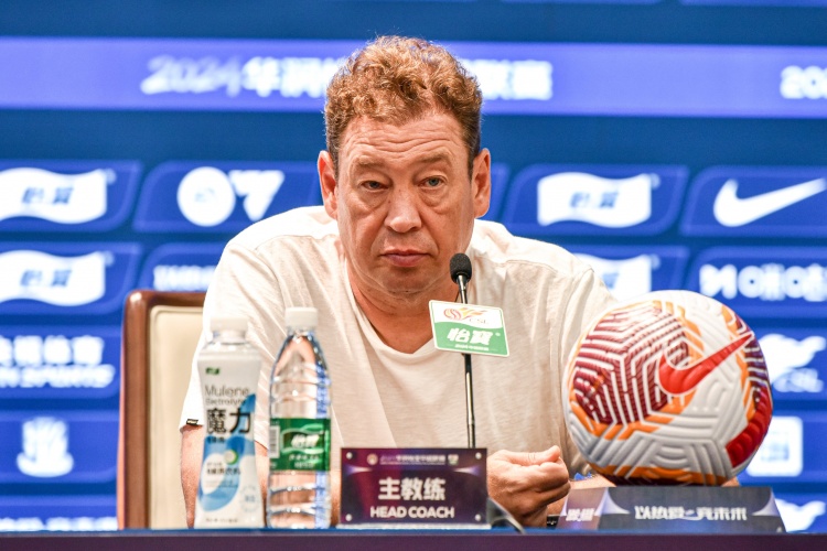 東體：申花隊內(nèi)傷病及國腳的身體疲勞，讓斯盧茨基“頭疼”