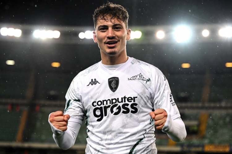 記者：科莫已向國(guó)米詢價(jià)埃斯波西托，藍(lán)黑軍團(tuán)標(biāo)價(jià)700萬(wàn)-800萬(wàn)歐