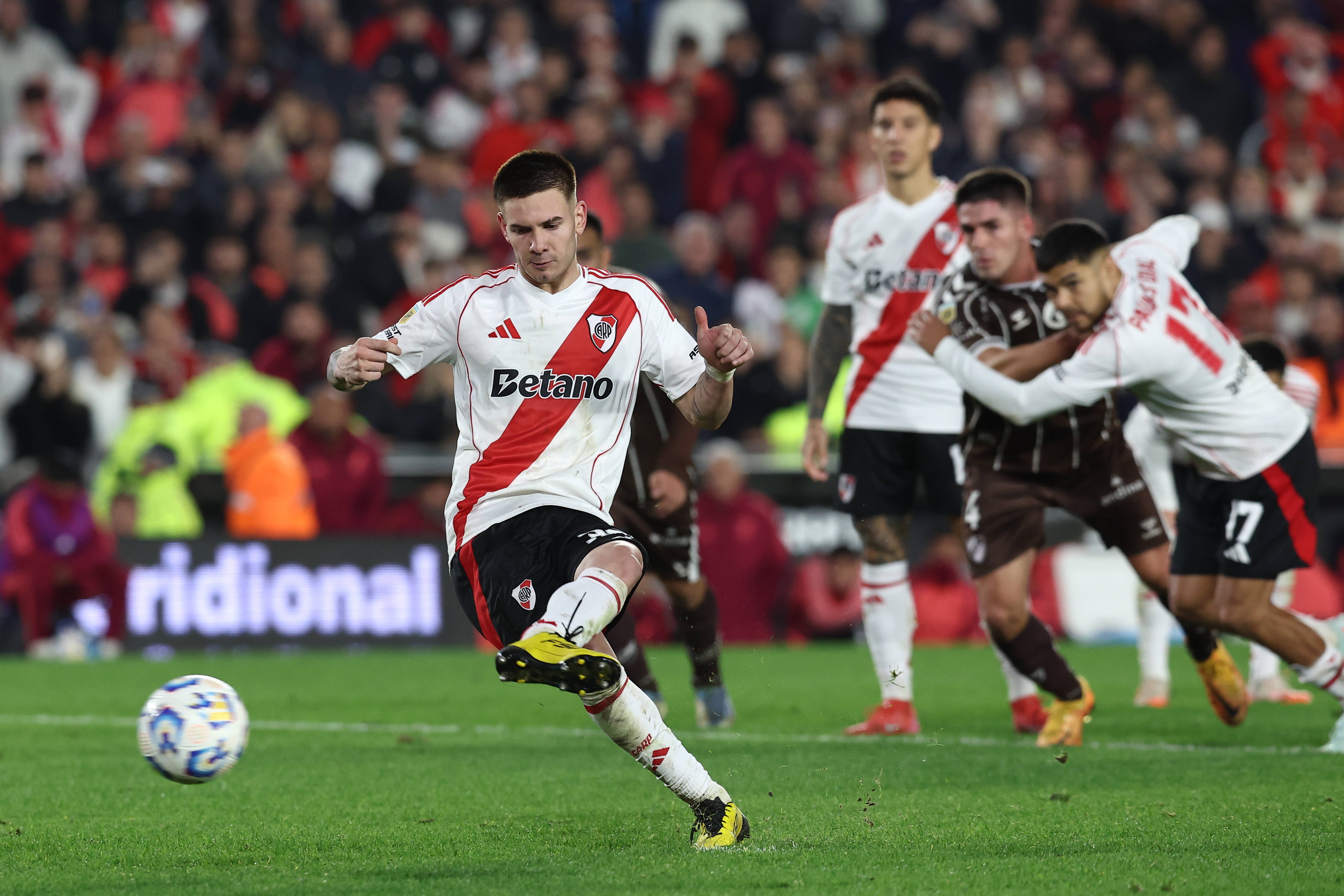 記者：皇馬將今日晚些時候宣布簽下馬斯坦托諾，球員隨河床在美國