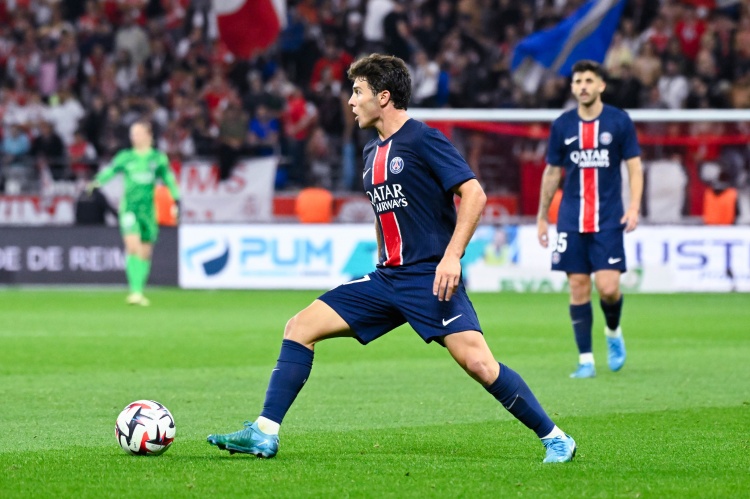 記者：內(nèi)維斯去年被強烈推薦給拜仁，但球隊當時執(zhí)著簽帕利尼亞