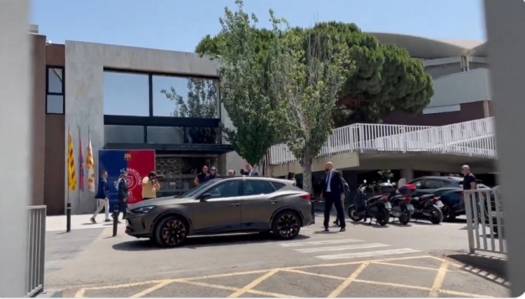 西媒：霍安-加西亞抵達諾坎普參加簽約儀式，合同期限到2031年