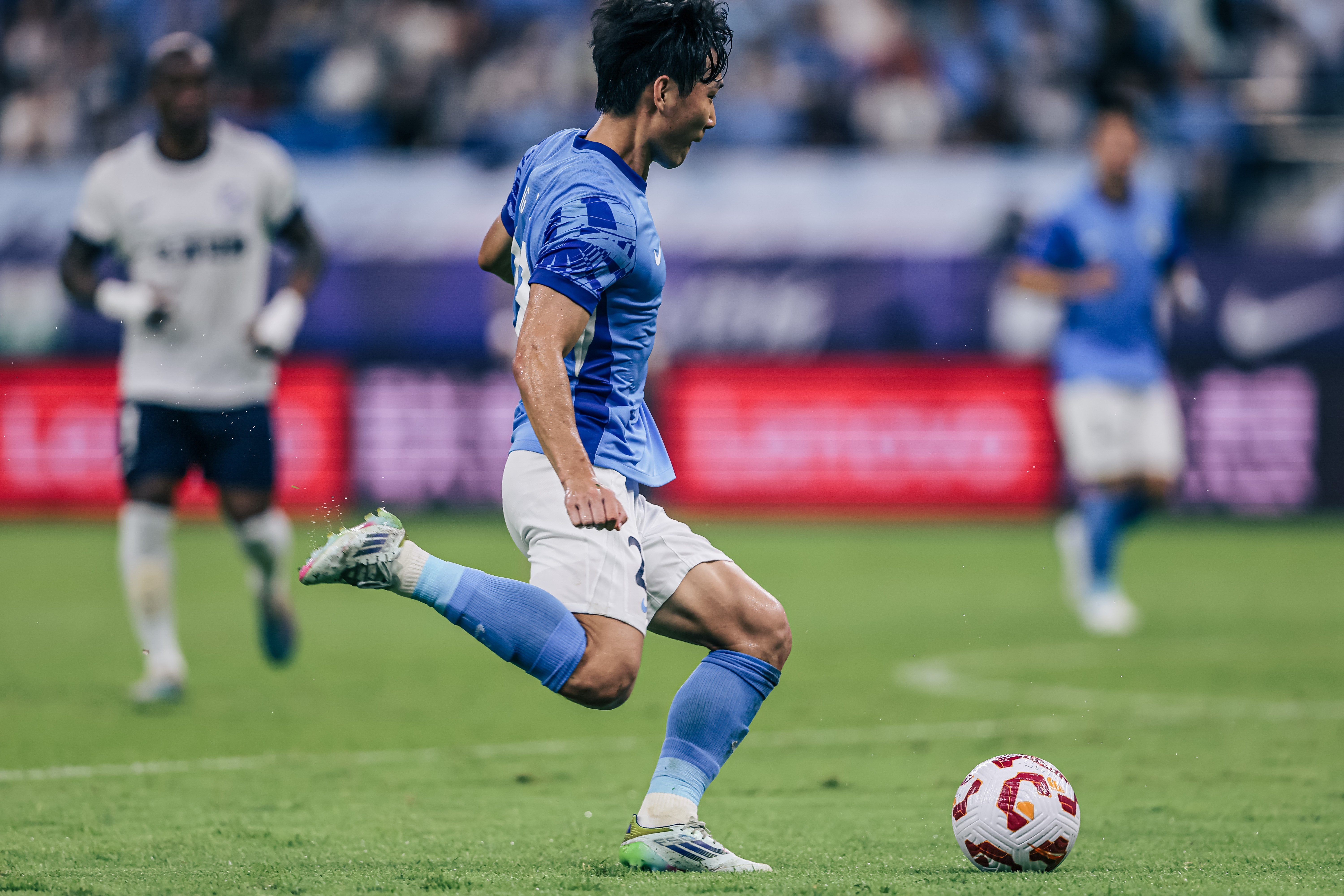 太慘了！張昱杰解圍送點(diǎn)還重傷，右膝交叉韌帶斷裂+副韌帶斷裂！