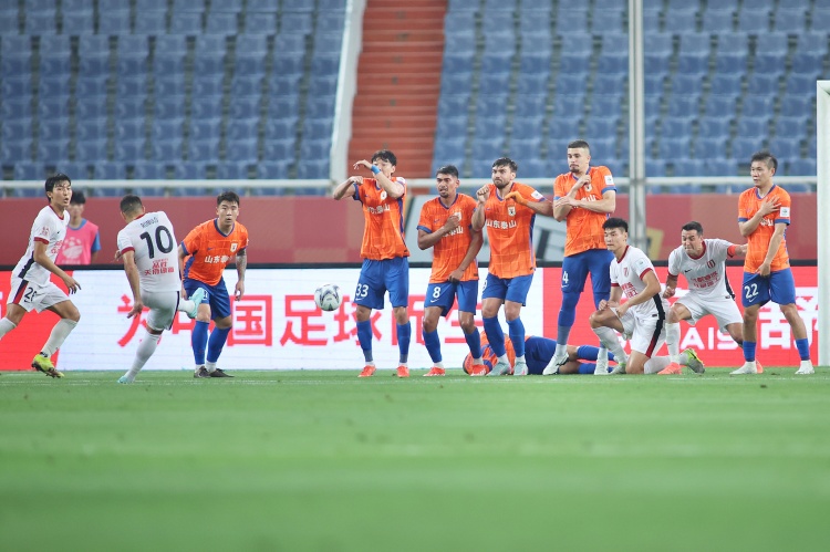 足球報(bào)：成都蓉城人員支撐三線戰(zhàn)事稍顯單薄 卡隆至今歸期未定