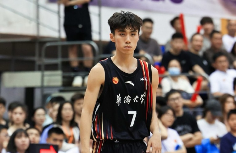沒(méi)手感！葉潤(rùn)峰16投4中得10分3板2助1斷 三分球14投僅2中