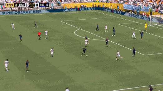 神了！帕丘卡快速反擊打穿皇馬防線，庫(kù)爾圖瓦救命兩連撲！