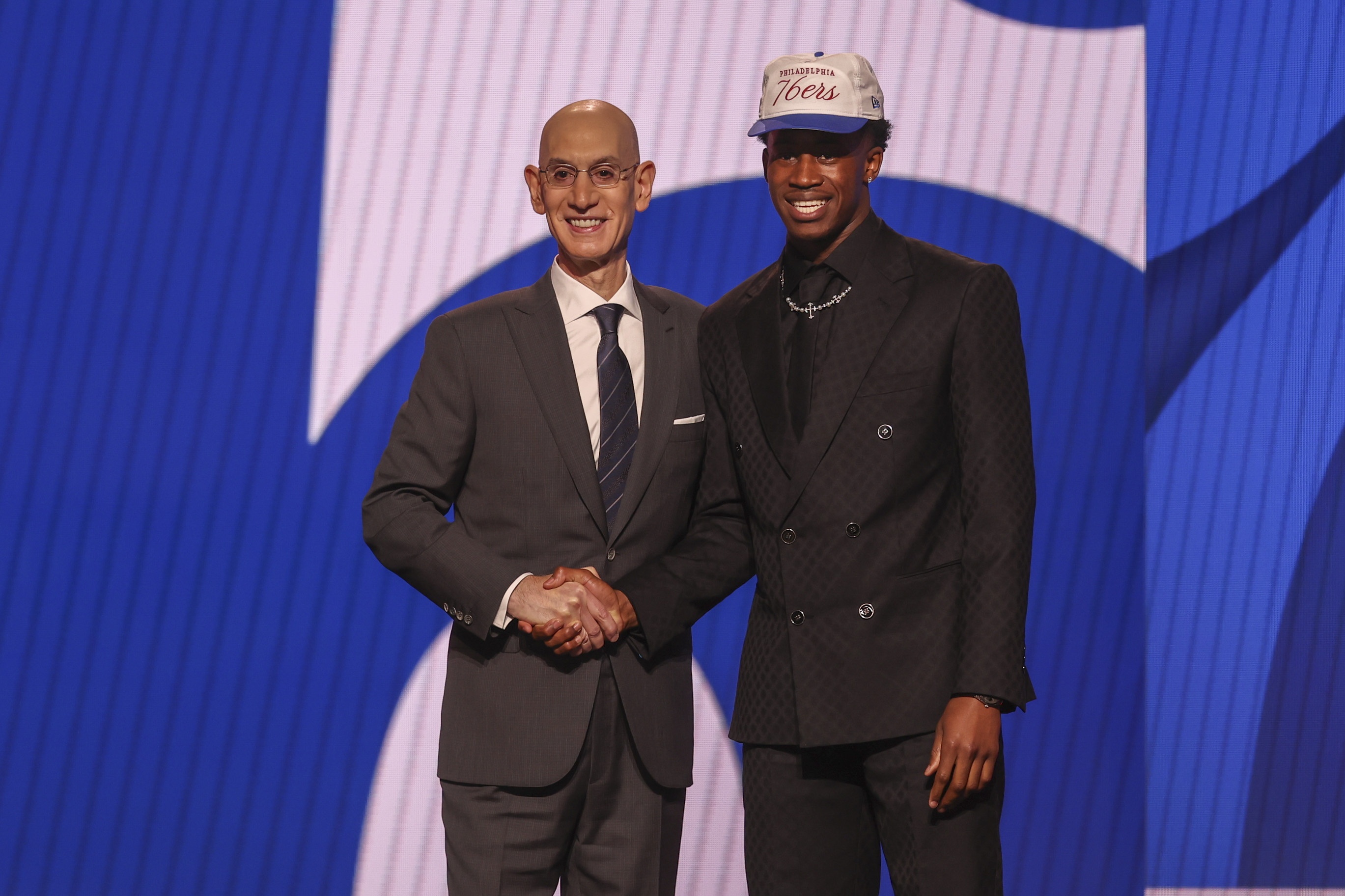 喬治談3號(hào)秀埃奇庫(kù)姆：我覺(jué)得他有點(diǎn)像巴特勒 打球賣力 攻守兼?zhèn)? 
                                         class=