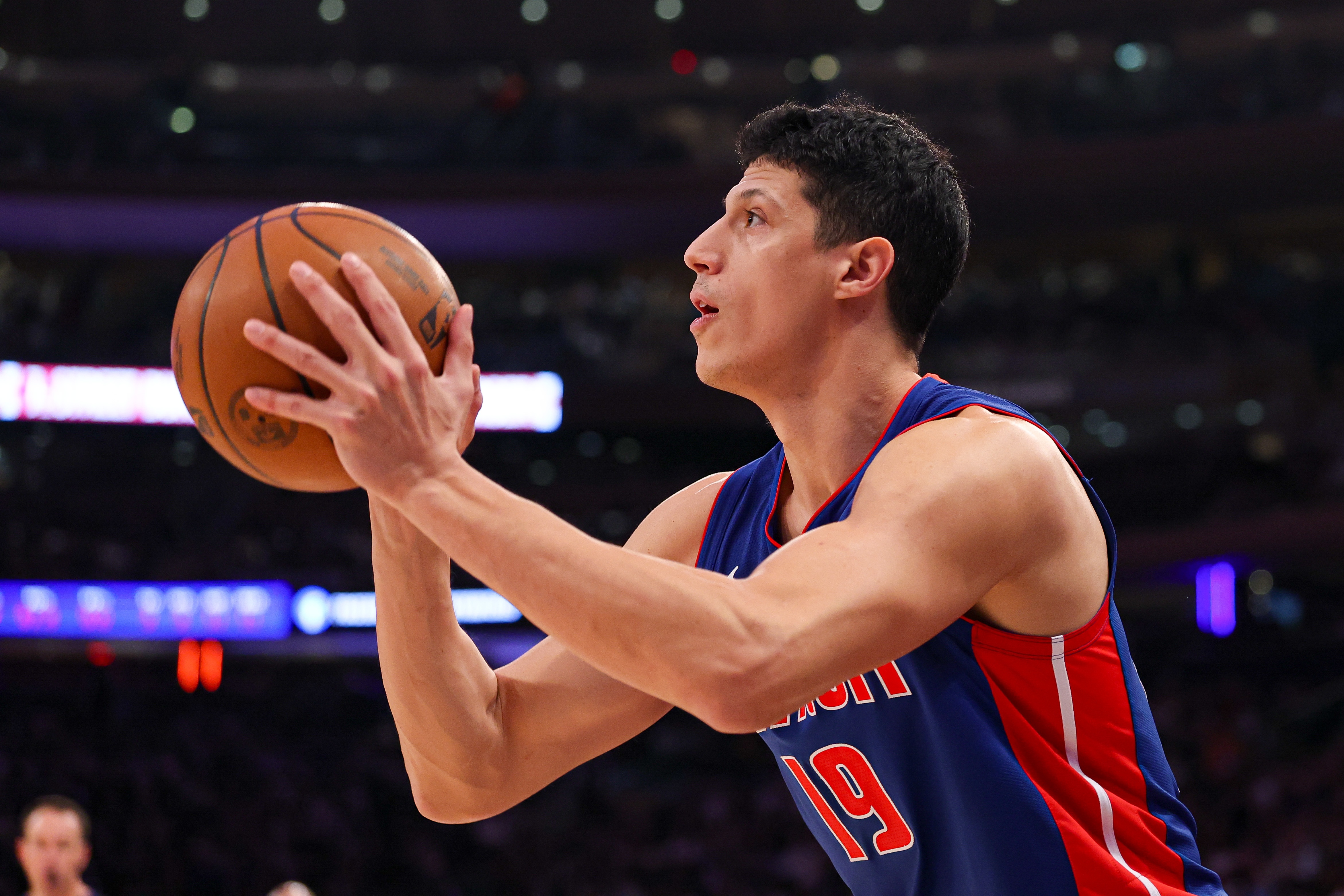 美記：活塞正在試圖交易豐泰基奧 以騰出2400萬空間追沃克等人