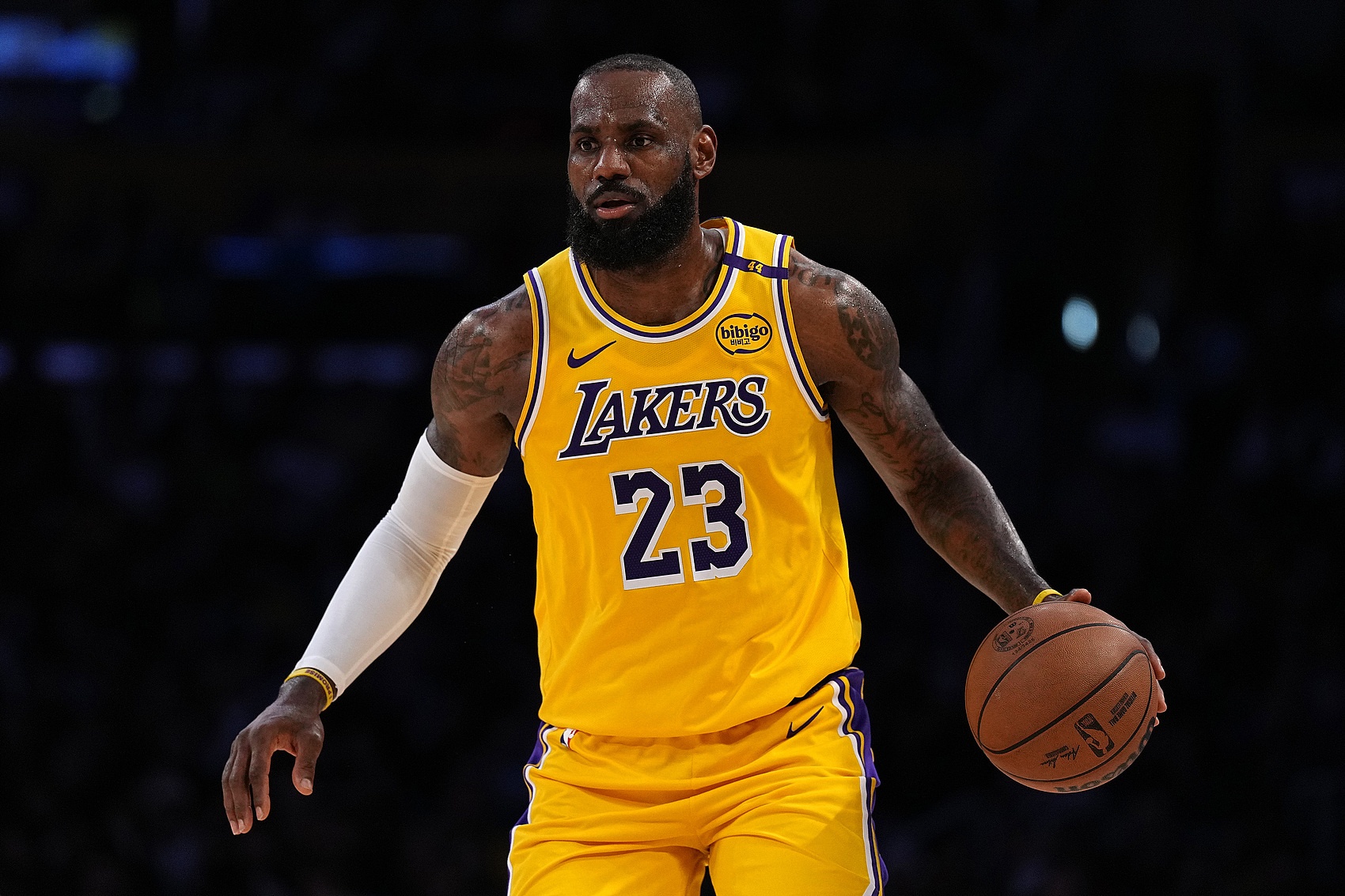 記者：湖人理論上可以裁掉詹姆斯放他走人 但我覺得沒理由這么做