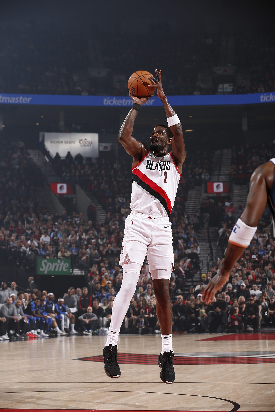 官宣了??開拓者和中鋒艾頓達(dá)成買斷協(xié)議 18年?duì)钤苫湔l家？