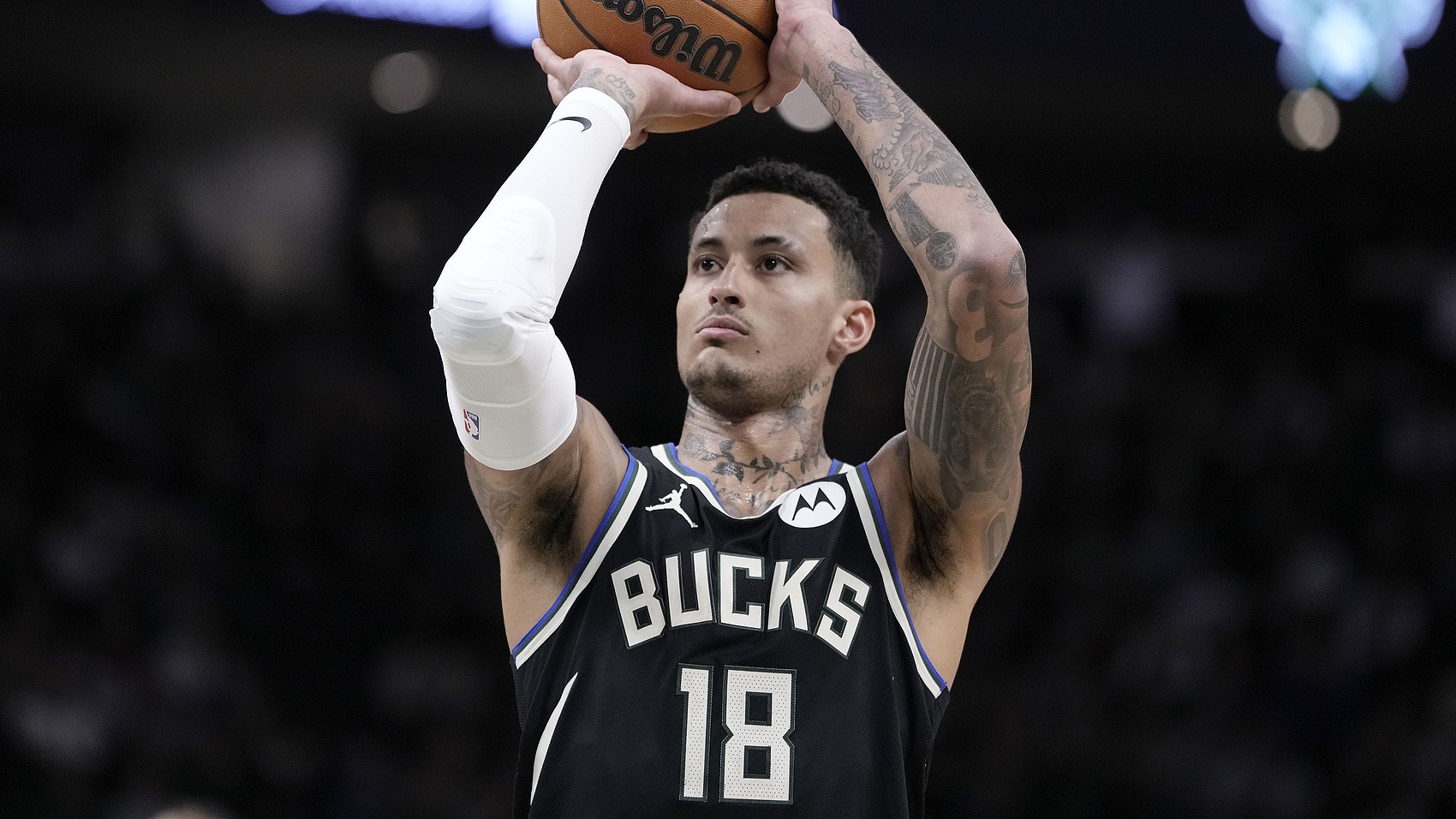 美記：雄鹿探索庫茲馬的市場但大概率留下他 仍想補充其他3D側翼