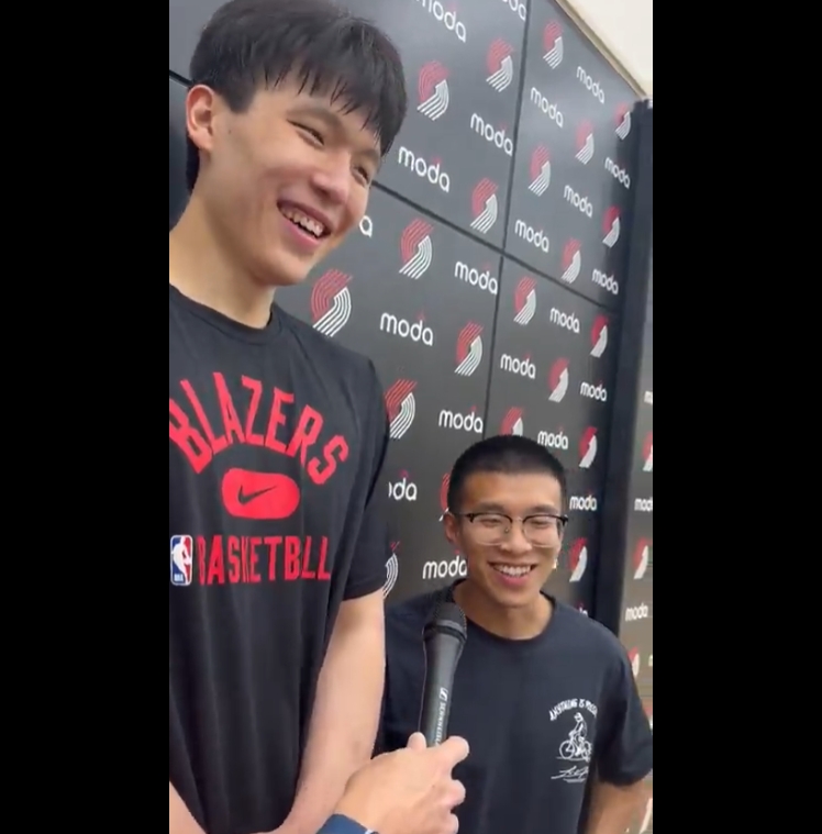 ??楊瀚森首次訓(xùn)練后采訪 翻譯Chris再次收獲開拓者記者好評