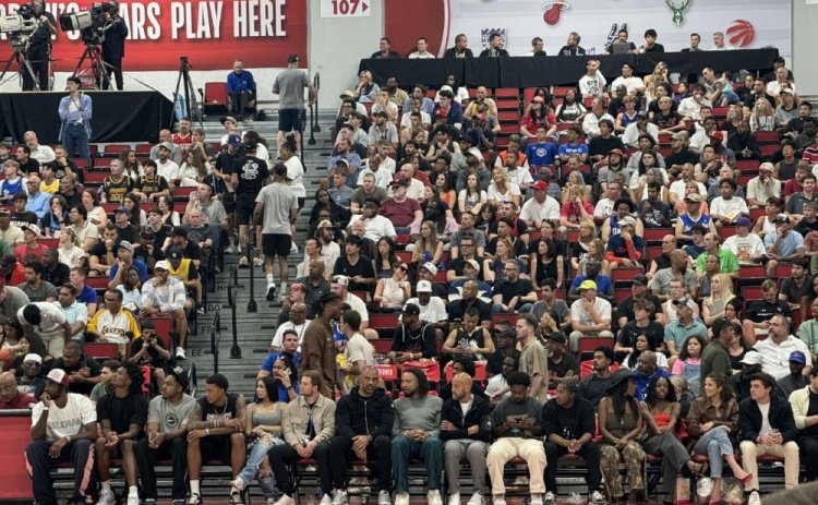 狄龍今日到現(xiàn)場(chǎng)觀戰(zhàn)火箭夏聯(lián)比賽 坐在斯通與烏度卡中間