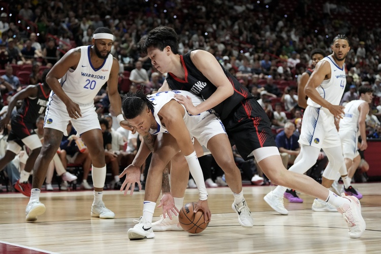 付政浩：?jiǎn)尉瓦@一場(chǎng)而論 瀚森在開(kāi)拓者進(jìn)攻端的戰(zhàn)術(shù)地位比青島高