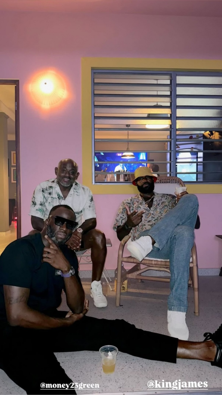 哥倆好??詹姆斯曬與追夢度假同看演唱會合影 舉杯暢飲??