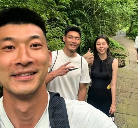 清涼一夏！劉殿座與韓鵬飛夫婦一同出游：大飛水耍耍
