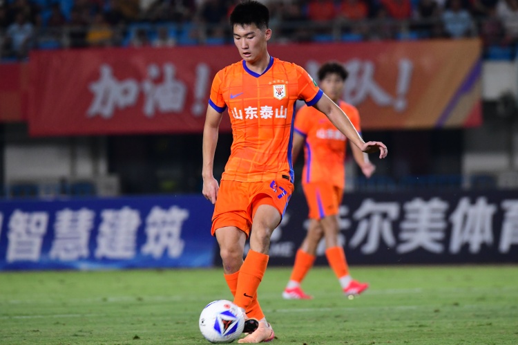 泰山B隊球員：韓鵬上調(diào)一線隊我們很不舍 我們要爭取早日去一線隊