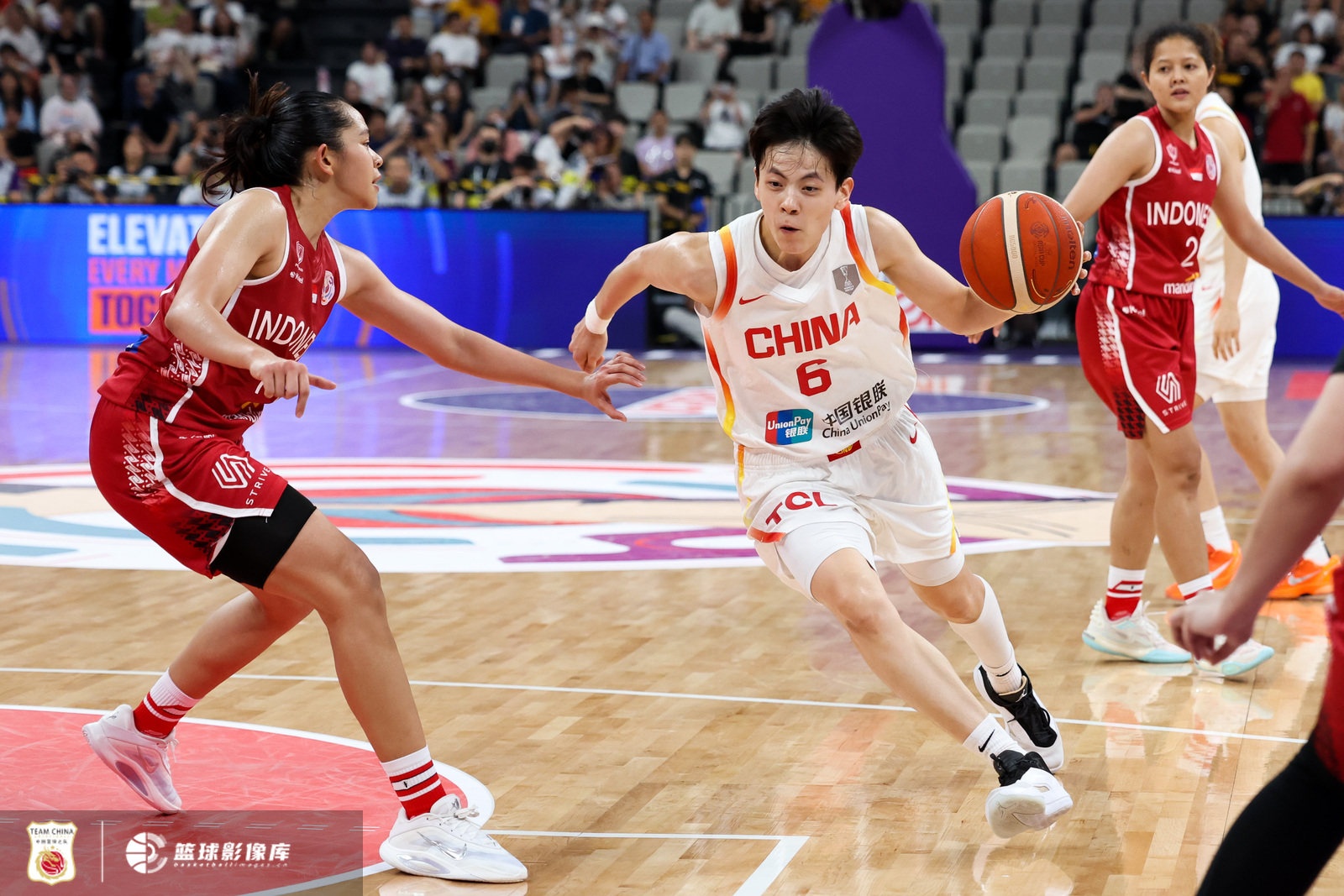 利刃出鞘???楊舒予5中4拿下12分2板4助3斷 靈動突破成亮點(diǎn)