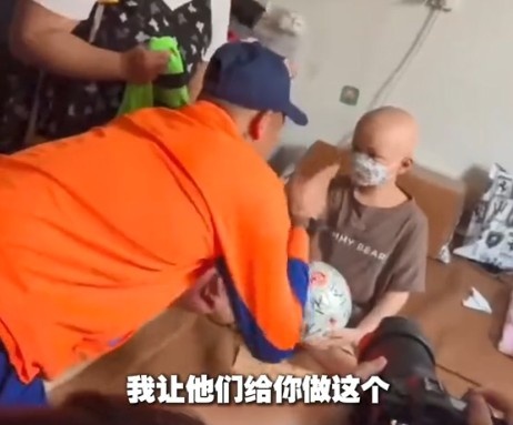 韓鵬、王大雷看望患癌小球迷，一同約定慶祝動(dòng)作