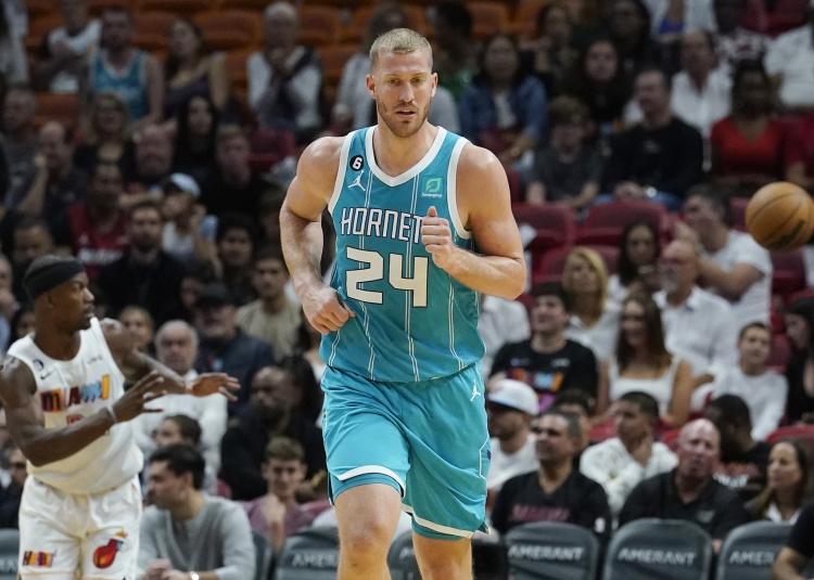 有點小策應(yīng)！官宣：黃蜂正式簽下中鋒梅森-普拉姆利