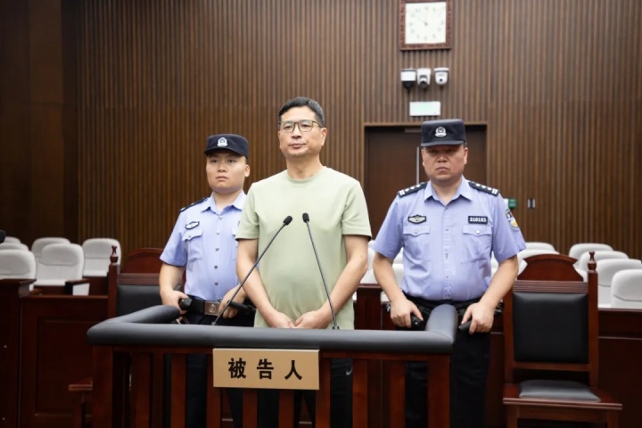 原上港集團(tuán)總裁嚴(yán)俊犯受賄罪，被判有期徒刑十二年，罰金二百萬元