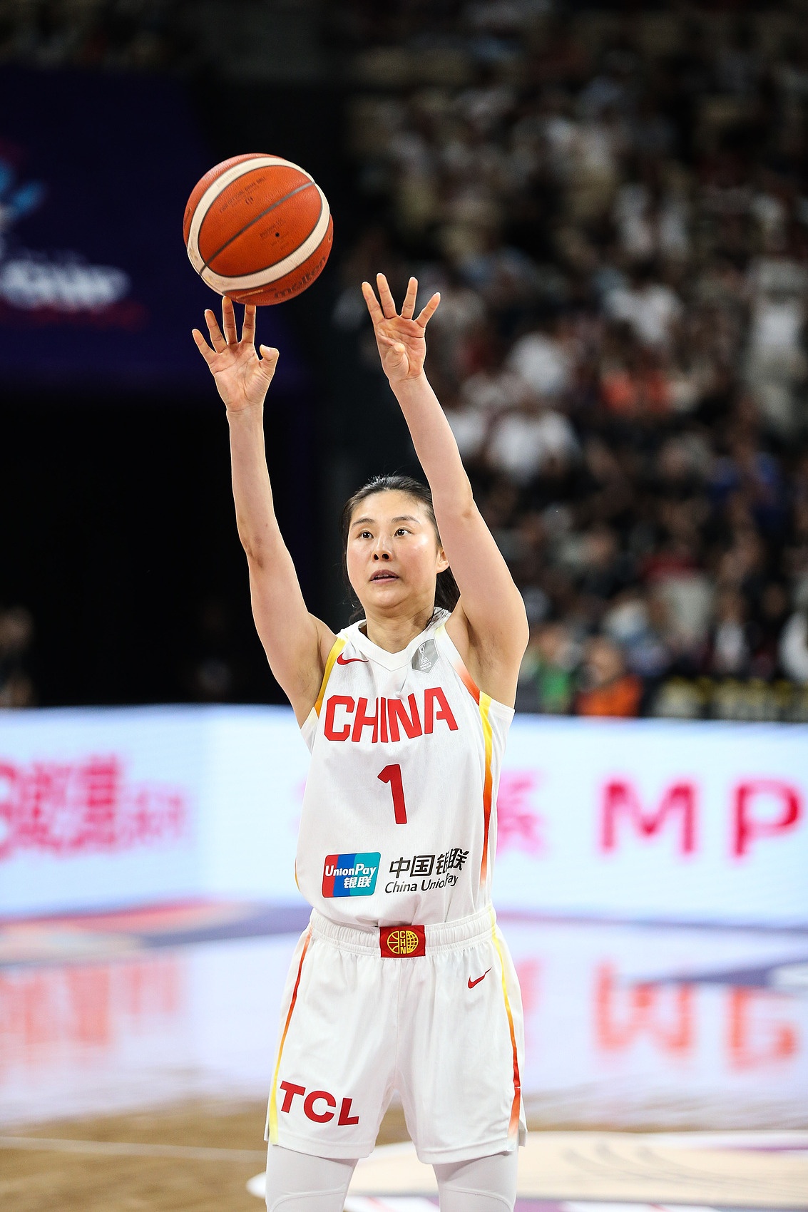 穿針引線！王思雨12分鐘4中3拿到9分8助 正負值+7