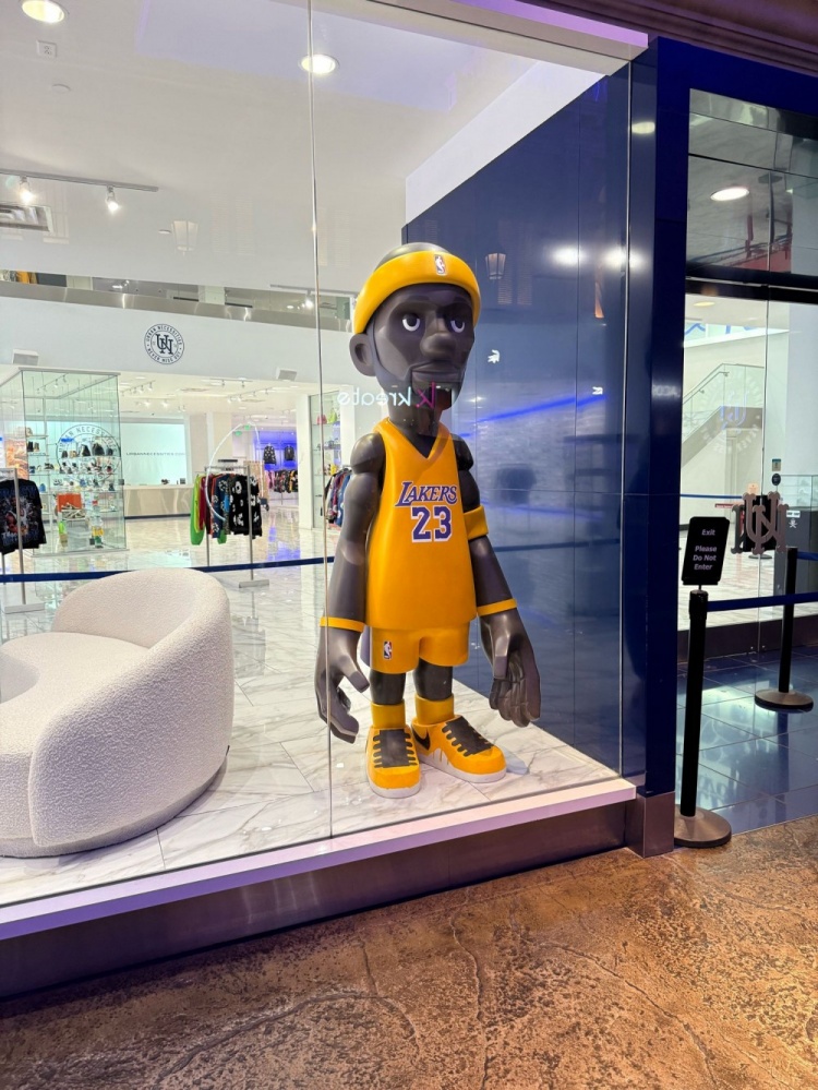 湖人記者曬詹姆斯超大玩偶：猜猜我在賭城遇到了誰？