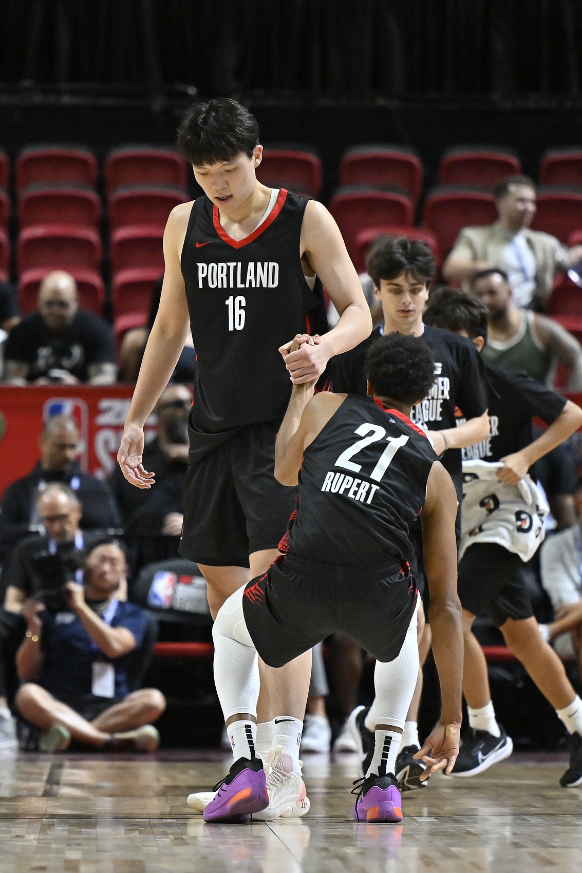 ??楊瀚森：我跟隊(duì)里后衛(wèi)有練擋拆配合 但他們都把我當(dāng)霍華德用