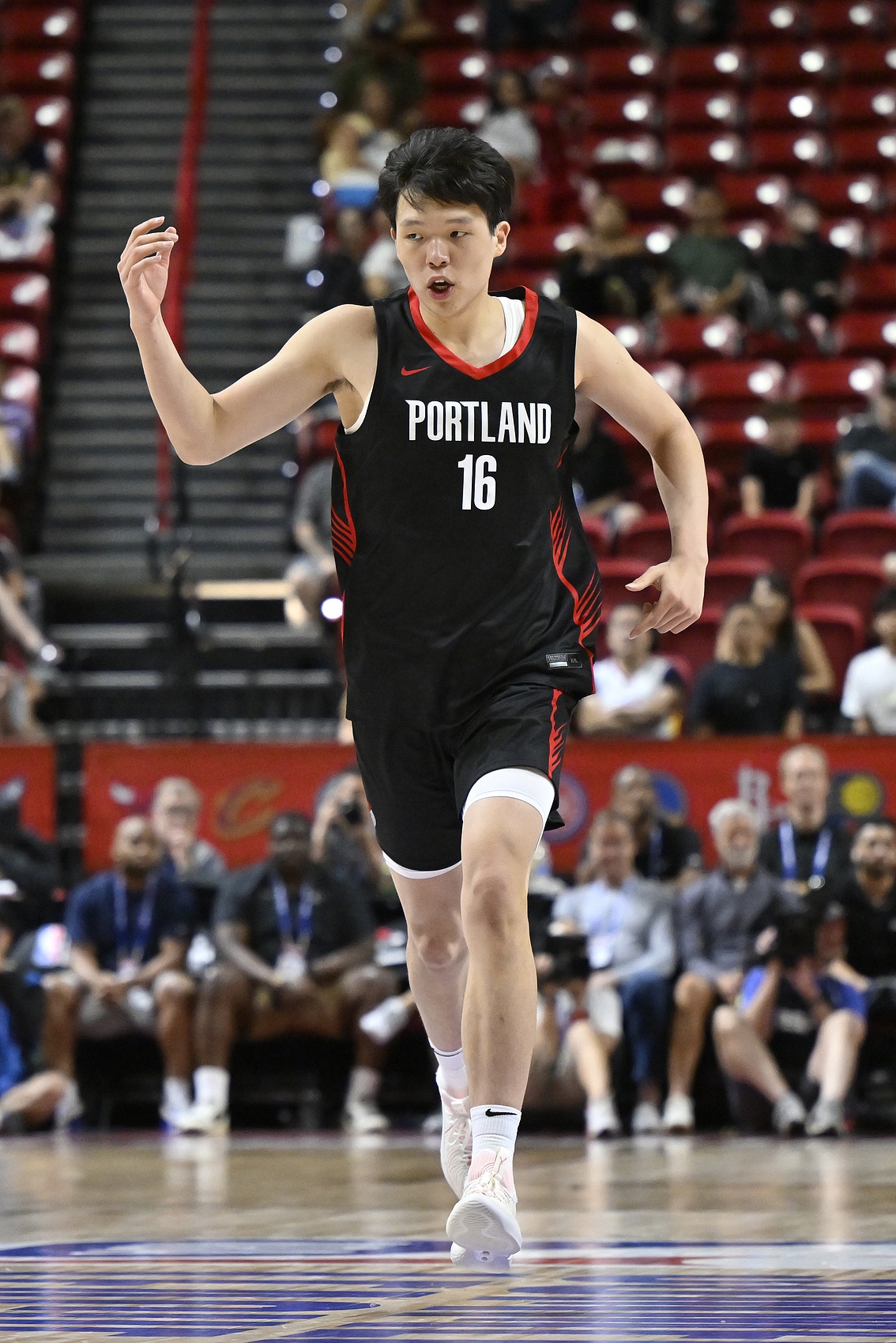 防守真行！楊瀚森首節(jié)貢獻(xiàn)3分2板1助2帽 對(duì)位的13號(hào)秀和米西9中1