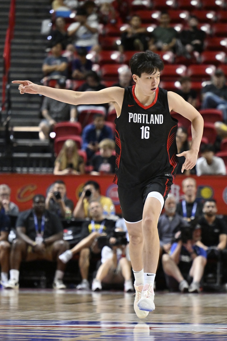 楊瀚森：卡爾打賭我不敢做慶祝動(dòng)作輸給我100刀 我讓他請(qǐng)我們吃飯