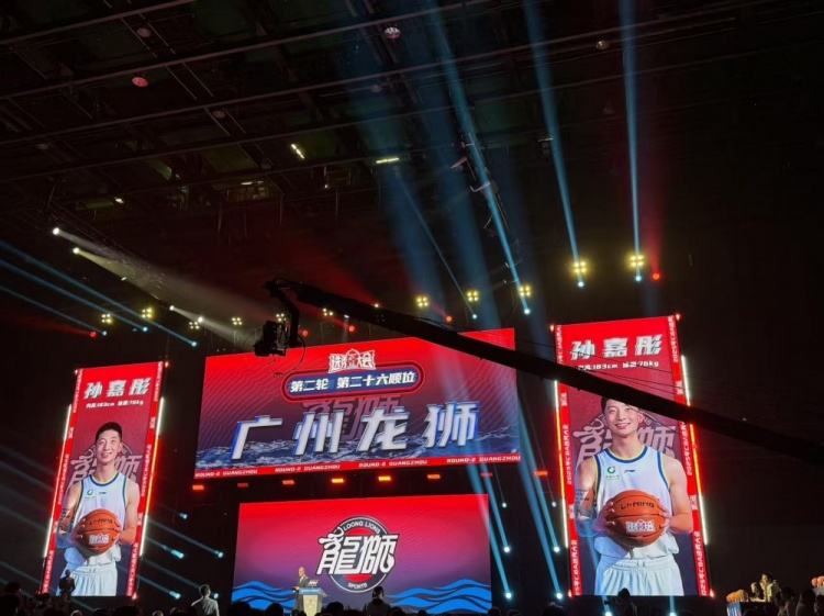 次輪第26順位 廣州龍獅選擇了旅美球員孫嘉彤！！歡迎????