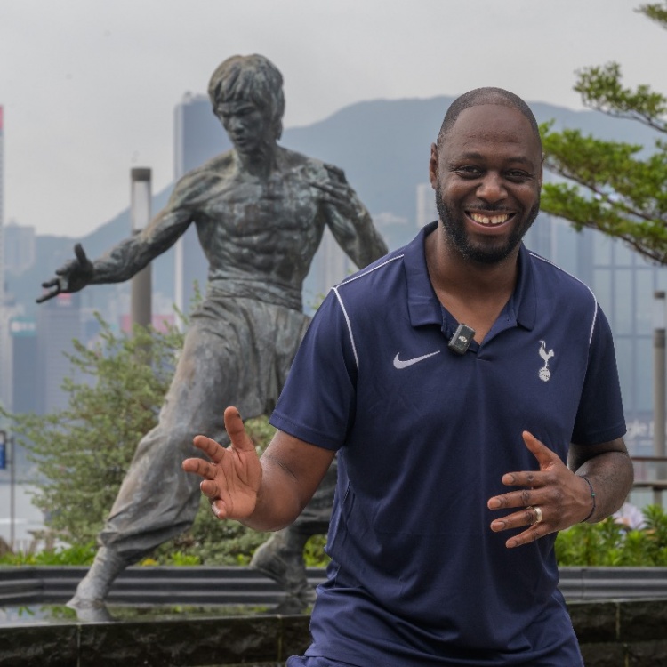 熱刺名宿萊德利-金在中國香港模仿李小龍，俱樂部社媒曬出照片