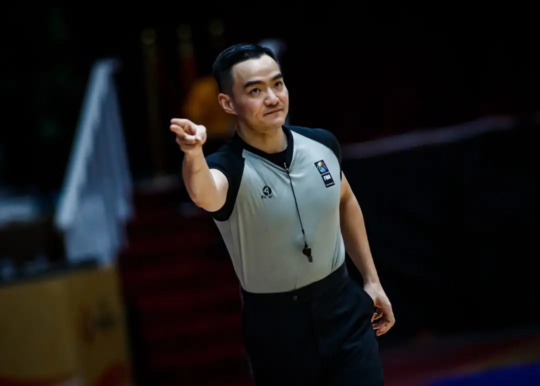 再次亮相！CBA上賽季十佳裁判員孫健將吹罰日本vs伊朗亞洲杯