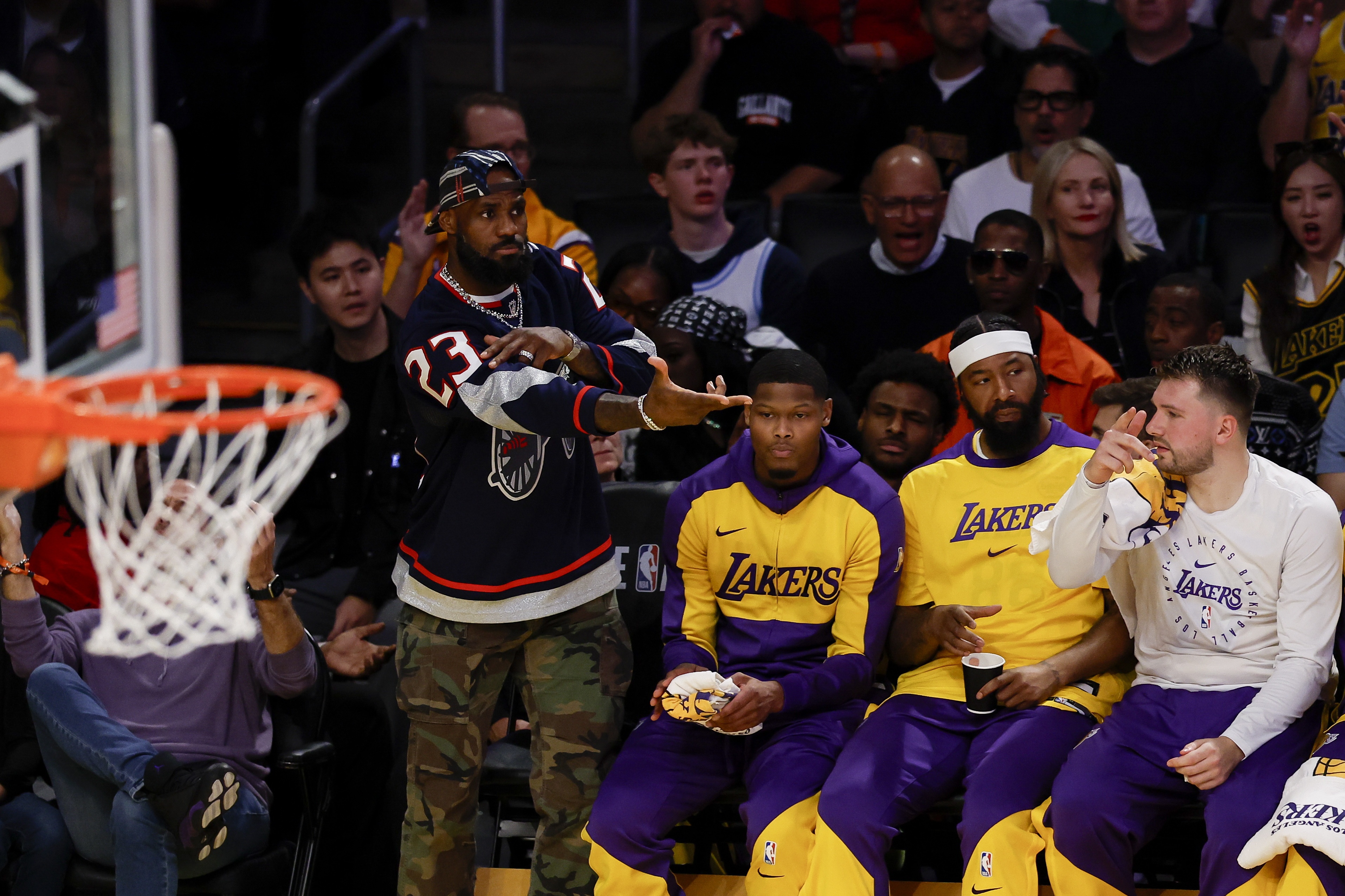 ??名嘴：湖人有了年輕性感的新女友 卻發(fā)現(xiàn)前妻還住在家里