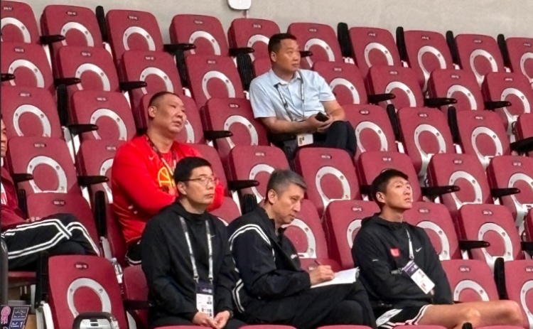 研究對手！郭士強現場觀看了韓國vs關島的比賽 并認真做起了筆記