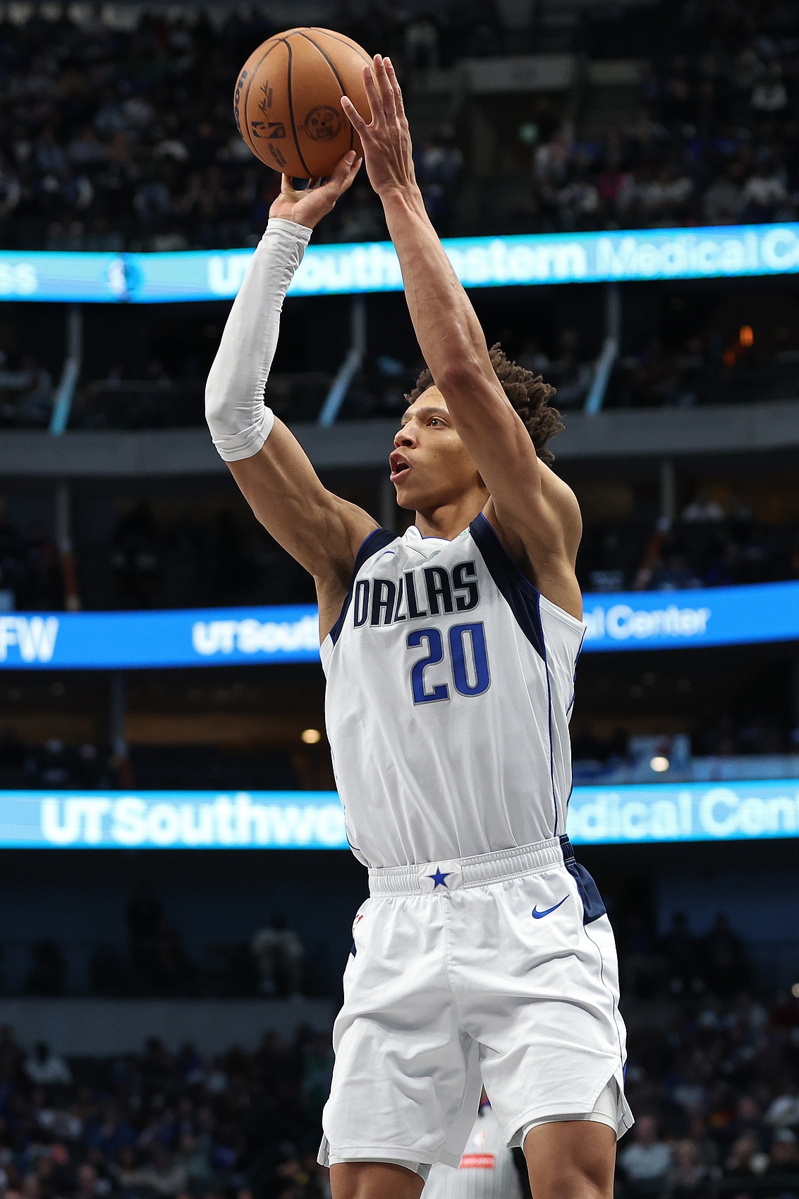 上季場(chǎng)均4.2分2.9板1.1助！Scotto：掘金已經(jīng)簽下凱斯勒-愛(ài)德華茲