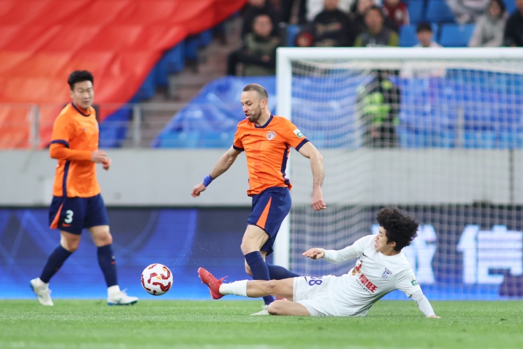 大腿回歸！記者：薩里奇?zhèn)麆莼謴蜕袼?，青島海牛5外援出征成都