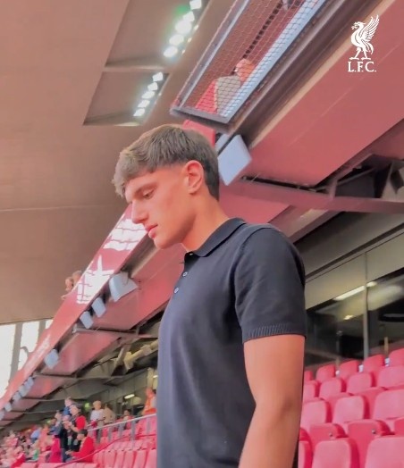 感受安菲爾德狂熱氛圍，萊奧尼現(xiàn)場(chǎng)觀戰(zhàn)利物浦VS伯恩茅斯