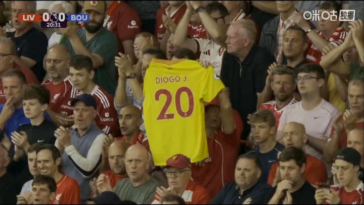 悼念若塔，比賽第20分鐘安菲爾德全場(chǎng)觀眾鼓掌