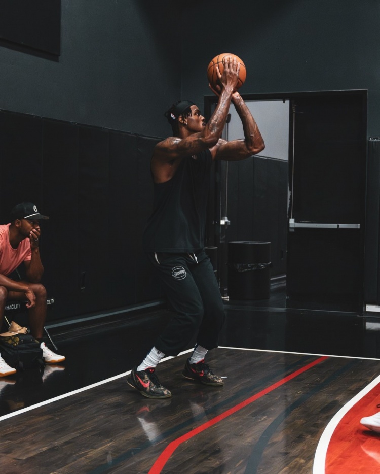 針對性很強(qiáng)！范德彪曬近期訓(xùn)練視頻 主練兩個(gè)底角的跑動(dòng)接球三分