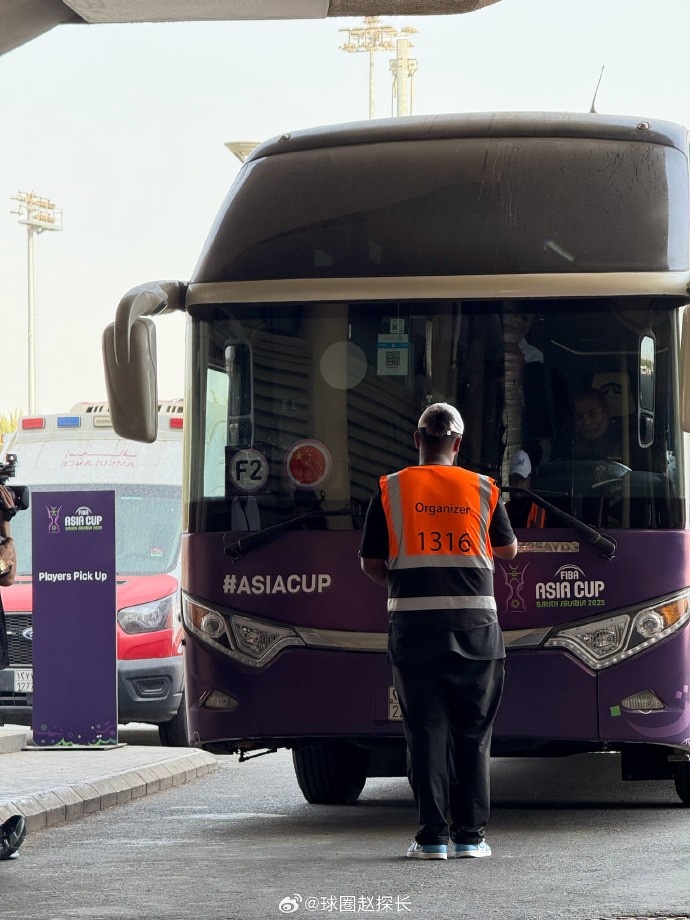 媒體人：中國男籃抵達(dá)決賽場館 今天我們是客隊 將穿紅色球衣